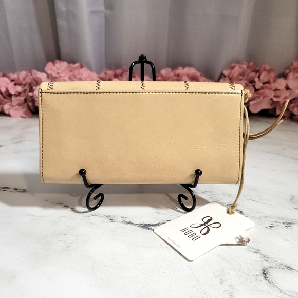 HOBO NWT Rare Leather Wallet Color Parchment with Wanderlust Lining - Picture 6 of 8